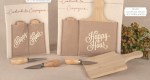 12A216 12A217 - GOURMET SET APER. CM.20 IN POCKET (23X22) Gourmet Set Aper. 12A216–12A217 cm.12,5/20 in pocket (16x19 a 6,80 €, 23x22 a 8,50 €) per bomboniere Novità 2026, funzionali per aperitivi e regali enogastronomici, da Bomboniere & Company S.r.l Siracusa.