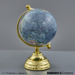 Elegante Mappamondo Blu per Matrimonio a Tema Viaggio 1339002 Mappamondo bomboniera per matrimonio tema viaggio con globo azzurro e blu e arco e base di supporto in metallo dorato lucido su sfondo neutro.