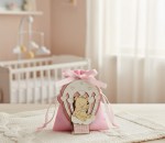 Bomboniera Porta Sacchetto in Legno Orsetto Rosa su Mongolfiera – Ideale per Nascita Porta sacchetto in legno per bomboniera sagomato a forma di mongolfiera con orsetto rosa e cuoricini, ideale per nascita e battesimo bimba.