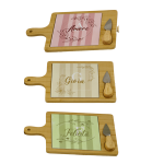 1366013 Bomboniera Righe Tagliere Quadrato con Coltellino 3 Ass.ti 29x17,5x2,5 cm in materiale di qualità per eventi a Trapani, codice 1366013. Disponibile con elegante design a righe e tre coltellini assortiti.