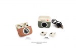 Bomboniera 18 anni utile e moderna 1482003-1482004 Bomboniera 18 anni utile e moderna con auricolari bluetooth wireless in custodia a forma di fotocamera vintage misura 5 7x2 5x4 3 cm codice 1482003 1482004.