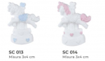 Coppia di gessetti a forma di cavallo a dondolo nelle varianti rosa e celeste con dettagli dipinti a mano, ideali come applicazioni per bomboniere di nascita.