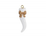 200567 Bomboniera a forma di cornetto bianco con fiocco oro, H.47 mm. Ciondolo portafortuna per matrimonio, comunione (cod. 200567).