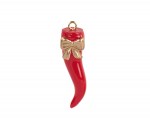 200570 Bomboniera a forma di cornetto rosso con fiocco oro, H.47 mm. Ciondolo portafortuna per matrimonio, laurea (cod. 200570).