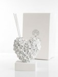 Bomboniera Profumatore Cuore di Fiori in Resina – Raffinata Idea Regalo per Matrimonio e Anniversario 20973 Profumatore per ambiente a forma di cuore con fiori in rilievo in resina bianca, bomboniera elegante per matrimonio completa di scatola regalo 20973