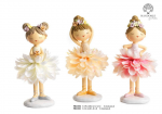 Statua Ballerina con Vestito Fiore – Bomboniera Comunione e Cresima Statuina bomboniera Ballerina con vestito a fiore rosa e fucsia in resina e stoffa, in posa di danza classica, H 12.8 cm.