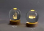 21078 - GLOBO SU BASE NATIVITA' 6 CM. CRISTALLO LEGNO LED G.BOX 21078