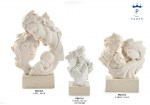 Sacra Famiglia Stilizzata Moderna - Bomboniera Battesimo e Comunione 21513-21515 Tre statue della Sacra Famiglia stilizzata in resina bianca di diverse dimensioni.