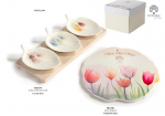 Sottopentola in Porcellana con Tulipani Mandorle 20cm – Bomboniera Utile Matrimonio con Scatola Sottopentola rotondo in porcellana da 20 cm con decoro di tulipani colorati e la sua elegante scatola regalo con finestra trasparente firmata Mandorle.