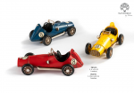 Il Fascino del Tempo: Bomboniera Auto da Corsa d'Epoca Vintage in Metallo 21551 - 21552 Tris di bomboniere auto da corsa d'epoca stile vintage nei colori rosso, giallo e blu in metallo e resina Mandorle by Paben per Comunione e Cresima.