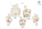 Collezione di bomboniere in porcellana bianca raffiguranti coppie stilizzate con cuore e diffusore.
