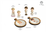 Bomboniere Prima Comunione Bimbo e Bimba: Statuine in Resina e Vassoi in Porcellana e Legno - Linea Sacra Assortimento di bomboniere per prima comunione con statuine di bambini in preghiera in resina e vassoi tondi in legno e porcellana con illustrazioni sacre
