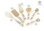 Utensili Cucina Oro e Bianco - Bomboniera Utile Luxury in Metallob Set di utensili da cucina color oro e bianco tra cui frusta, grattugia, paletta dolce e rotella pizza.