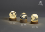 Bomboniera Globo LED 3D Cristallo e Legno: Mappamondo, Calcio, Saturno Globi in cristallo 3D illuminati a LED con soggetti Mappamondo, Saturno e Pallone.