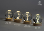 Bomboniera Cristallo LED Sport: Globo 3D con Base Legno per Comunione 21920-21922-21924-21926 Globo in cristallo 3D con calciatore,ballerina,cestista,pallavolista e base LED in legno
