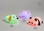 22475 - Luci Notturne Spiritose – Cagnolino 15.5 cm – Gattino 14 cm – Panda 13.4 cm – PVC – C.Box Luci notturne cagnolino gattino panda pvc cangiante
