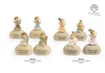 22542 - Angeli Stilizzati – Boy con Stella / Arpa – Girl con Cuore – Su Roccia – 10.2 / 10.5 cm – Resina – C.Box – 2027 Angeli stilizzati boy e girl su roccia in resina
