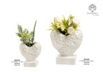 Vaso a forma di cuore ceramica 22562 - 22565 Vaso a forma di cuore in ceramica bianca lavorata con fiori artificiali decorativi per bomboniera matrimonio codici 22562 e 22565.