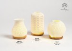22578 - Mini Lampade – Sferica 9.7 cm / Panciuta 9.9 cm / Cilindrica 12.6 cm – Porcellana & Legno – C.Box – 2027 Mini lampade in porcellana e legno modelli sferica, panciuta e cilindrica