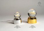 22613 - Globo Saturno su Base Girevole – 10 cm / 12.5 cm – Cristallo & Plastica – LED – G.Box – 2027 Globo Saturno con base girevole e LED