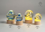 22621 - Globo con Base Spirale / Spirale Blu – 8.8 cm / 11 cm – Cristallo & Legno – LED – G.Box – 2027 Globo con base spirale e LED in cristallo e legno