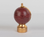 Candela Mappamondo Bordeaux e Oro – Bomboniera Luxury Tema Viaggio Candela a forma di mappamondo bordeaux con finiture oro e base metallica.