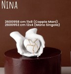 Bomboniera Nina Mani con Cuore Oro – Simbolo Unione per Matrimonio Scultura moderna Nina con mani bianche che sorreggono un cuore con venature oro.