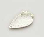 Bomboniera Pala di Fico d'India in Porcellana Bianca e Verde per Matrimonio e Anniversario Oggetto decorativo in porcellana a forma di pala di fico d'india bianca con pois verdi e piccoli frutti, stile siciliano per bomboniera matrimonio.