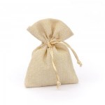 Sacchetto Bomboniera in Juta Beige Rustic Chic - 9,5x13cm Sacchetto in juta naturale beige per bomboniere con chiusura a cordino.