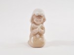 Bomboniera Comunione Bimba in Preghiera Porcellana Beige - h 8,5cm Statuina bambina in preghiera in porcellana beige per comunione.