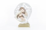 Raffinata Icona Sacra Famiglia in Resina Traforata – Bomboniera Battesimo e Comunione di Design Moderno 35104 Scultura sacra moderna raffigurante la Sacra Famiglia in resina bianca opaca con sfondo ad aureola traforata barocca, appoggiata su una base solida, ideale come idea bomboniera per Battesimo e Comunione