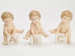 Statue Bimbo in Porcellana con Cubi ABC - Bomboniera Battesimo 10,5cm Statuine assortite di bimbi in porcellana con cubi alfabetici per bomboniera battesimo.