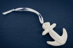 Bomboniera Ancora in Porcellana Bianca Tema Mare – Segnaposto Elegante ancora in porcellana bianca con nastrino 6cm