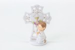Statuina in resina di un bimbo vestito di bianco in ginocchio in preghiera davanti a una croce bianca con calice e uva, bomboniera per Prima Comunione