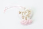 Bomboniera Albero della Vita Rosa - Calamita Cuore 5x5 cm Calamita a forma di cuore con Albero della Vita in rilievo, colore rosa e bianco per nascita