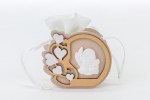 Elegante Bomboniera Prima Comunione: Porta Sacchetto in Legno con Angioletto e Cuori Bianchi 54408 Bomboniera porta sacchetto in legno naturale per Prima Comunione con applicazioni di cuoricini bianchi e sagoma di angioletto custode, ideale per confettata elegante