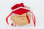 Portasacchetto legno laurea 54426 Bomboniera per laurea portasacchetto in legno sagomato con tocco libri pergamena e sacchetto rosso misura 8x3 5xh8 5 cm codice 54426.