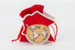 Portasacchetto Laurea in Legno Mappamondo e Tocco – Idea Originale 54428 Portasacchetto in legno a forma di mappamondo con tocco rosso per bomboniera laurea.