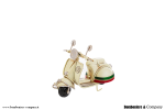 Bomboniera Moto 125 Vintage in Metallo Bianco – Stile Italiano 56026 Miniatura moto 125 vintage in metallo bianco con dettagli tricolore per bomboniera.