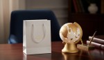Bomboniera Mappamondo LED Porcellana Oro: Tema Viaggio ed Eleganza Mappamondo luminoso a LED in porcellana bianca con profili dei continenti in oro, accompagnato dalla sua shopper bianca da regalo. 57184