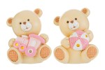 Dolce Bagliore: Orsetto LED Rosa per Battesimo e Nascita in Resina con Giochi d'Infanzia 57211 Coppia di orsetti in resina rosa con luce LED interna, uno con trenino e uno con palla, perfetti come bomboniere per il battesimo di una bambina.