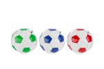 Bomboniera Salvadanaio Calcio in Resina Colorata – Idea Regalo Sportiva Tre salvadanai a forma di pallone da calcio nei colori verde, blu e rosso.