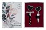 Bomboniera Set 2 Accessori Vino Set bomboniera composto da un tappo per bottiglia e un cavatappi in metallo con terminale a cuore, presentati in un astuccio bianco con decorazioni botaniche blu e rosa.