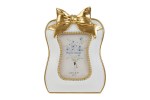 58035 - PORTAFOTO IN RESINA FIOCCO GOLD 6X8 mis.est.11x15CM C/SHOPPER 13694 Portafoto Fiocco Gold 58035 6x8 mis.est.11x15cm c/shopper 13694 per bomboniere Novità 2026, ideale per custodire ricordi in temi baby, da Bomboniere & Company S.r.l Siracusa.