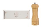 Macinapepe in Legno con Cuore Inciso - Bomboniera Utile per Matrimonio Macinapepe in legno naturale alto 16 cm con incisione a forma di cuore sulla base, idea bomboniera utile per matrimoni e cerimonie