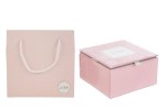 58112 - SCATOLA VETRO ROSA 12x12xh.7CM C/SHOPPER 156644 Scatola vetro rosa 58112 dimensioni 12x12xh.7 cm c/shopper 156644 per bomboniere Novità 2026 da Bomboniere & Company S.r.l Siracusa.