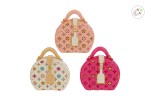 Tris di calamite in resina a forma di borsetta con decorazioni monogram colorate, ideali come bomboniere per eventi femminili.