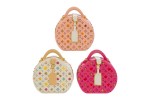 Bomboniera Borsetta Resina LED Multicolor Fashion Style - 8cm Tris di bomboniere a forma di borsetta in resina colorata con luce LED e decorazioni monogram, ideali per matrimoni e comunioni.