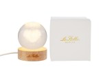 Luce d'Amore: Lampada Globo in Vetro con Cuore e Base Legno – Novità 2026 Lampada a forma di globo in vetro con cuore interno 3D, base in legno firmata Le Stelle e astuccio regalo bianco. 58209