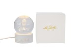 Bomboniera Comunione Globo in Vetro LED USB con Simboli Sacri Lampada bomboniera globo in vetro con incisione sacra per comunione, base in legno e cavo USB su sfondo bianco 58214